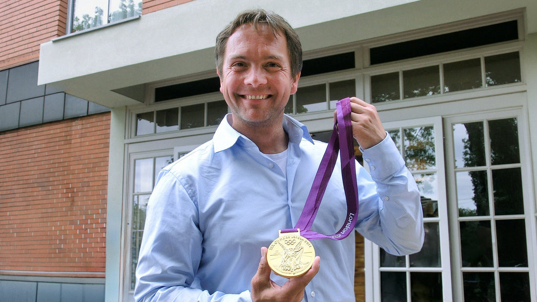Carsten Oberhagemann mit der Goldmedaille des Deutschland-Achters, London 2012